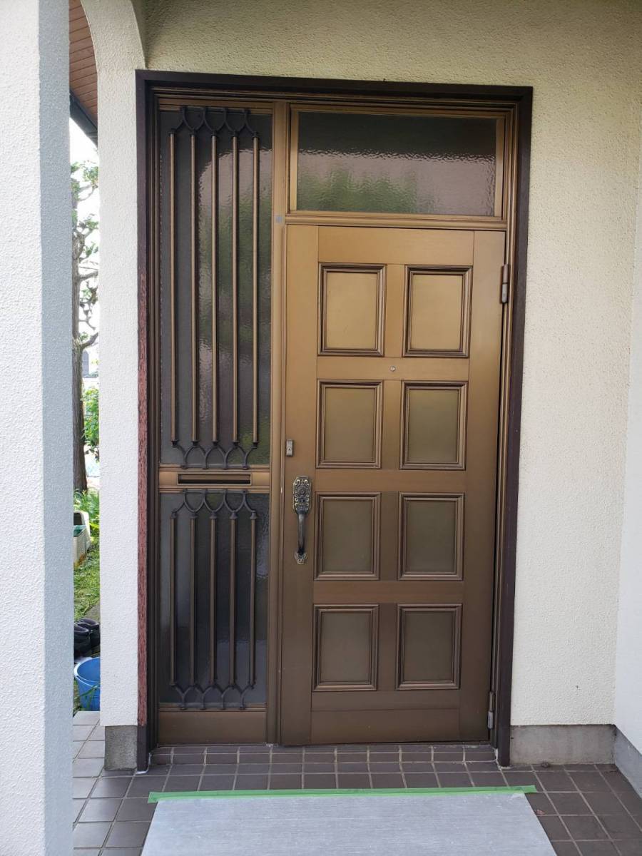 トーヨコトーヨー住器の玄関ドア　リニューアル　リシェントの場合の施工前の写真1