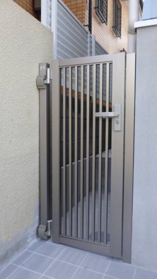 トーヨコトーヨー住器の門扉の取付施工事例写真1