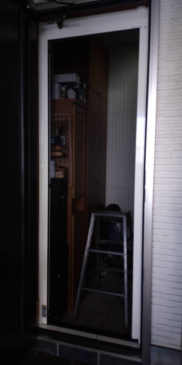 トーヨコトーヨー住器の玄関ドアにアミドを取付ました。の施工後の写真1