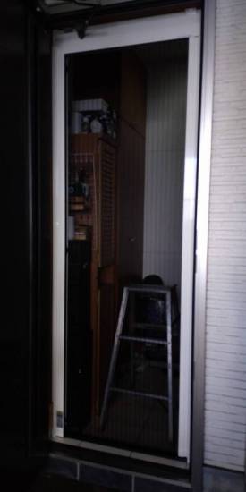 トーヨコトーヨー住器の玄関ドアにアミドを取付ました。施工事例写真1