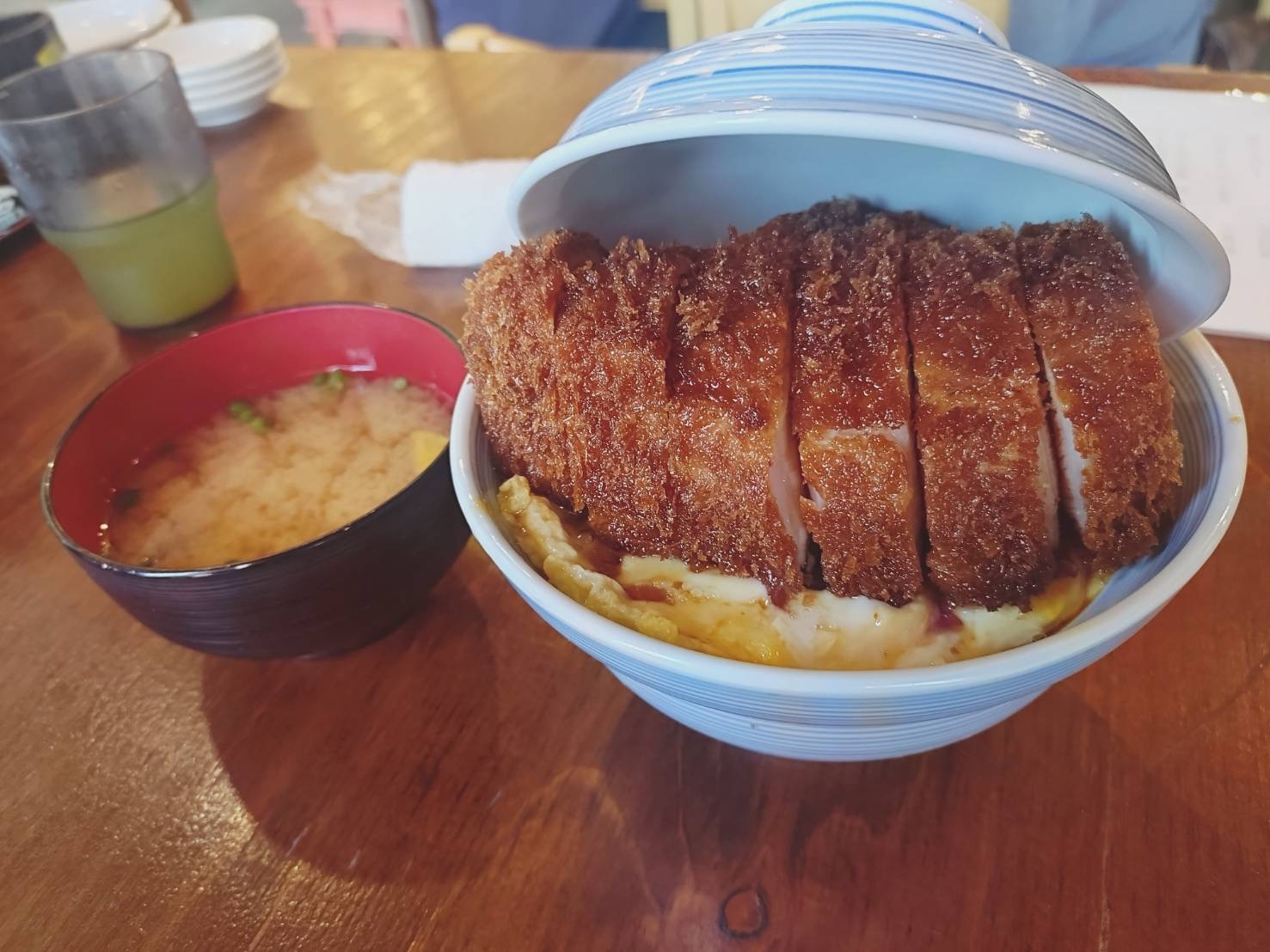 揚げたての衝撃!「串カツ拳」のトンカツは“ただの串カツ屋”のレベルじゃない・・ 石田ガラスサッシ販売のブログ 写真4