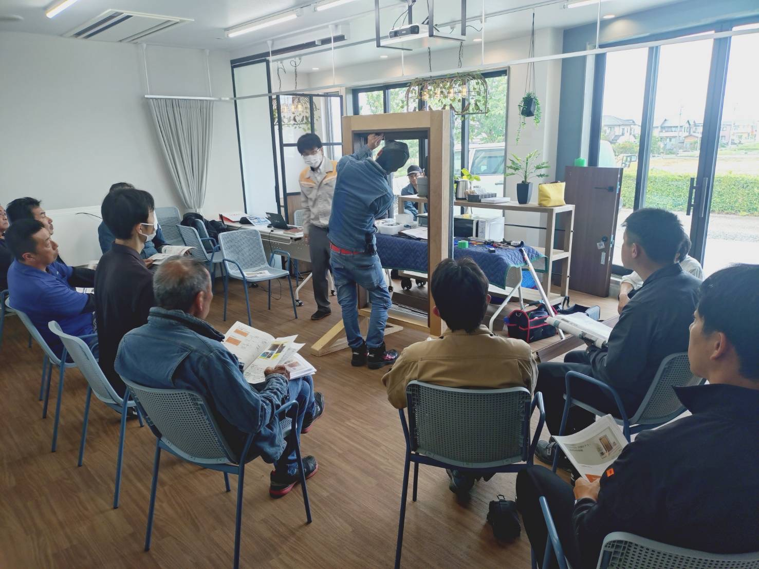 最新のリシェント玄関ドアの現地調査・施工研修を受講しました! 石田ガラスサッシ販売のブログ 写真4