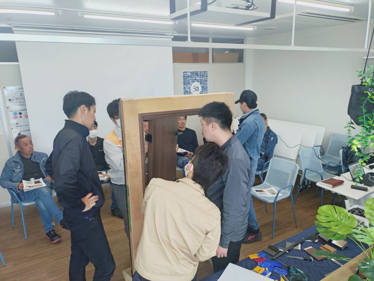 最新のリシェント玄関ドアの現地調査・施工研修を受講しました! 石田ガラスサッシ販売のブログ 写真2