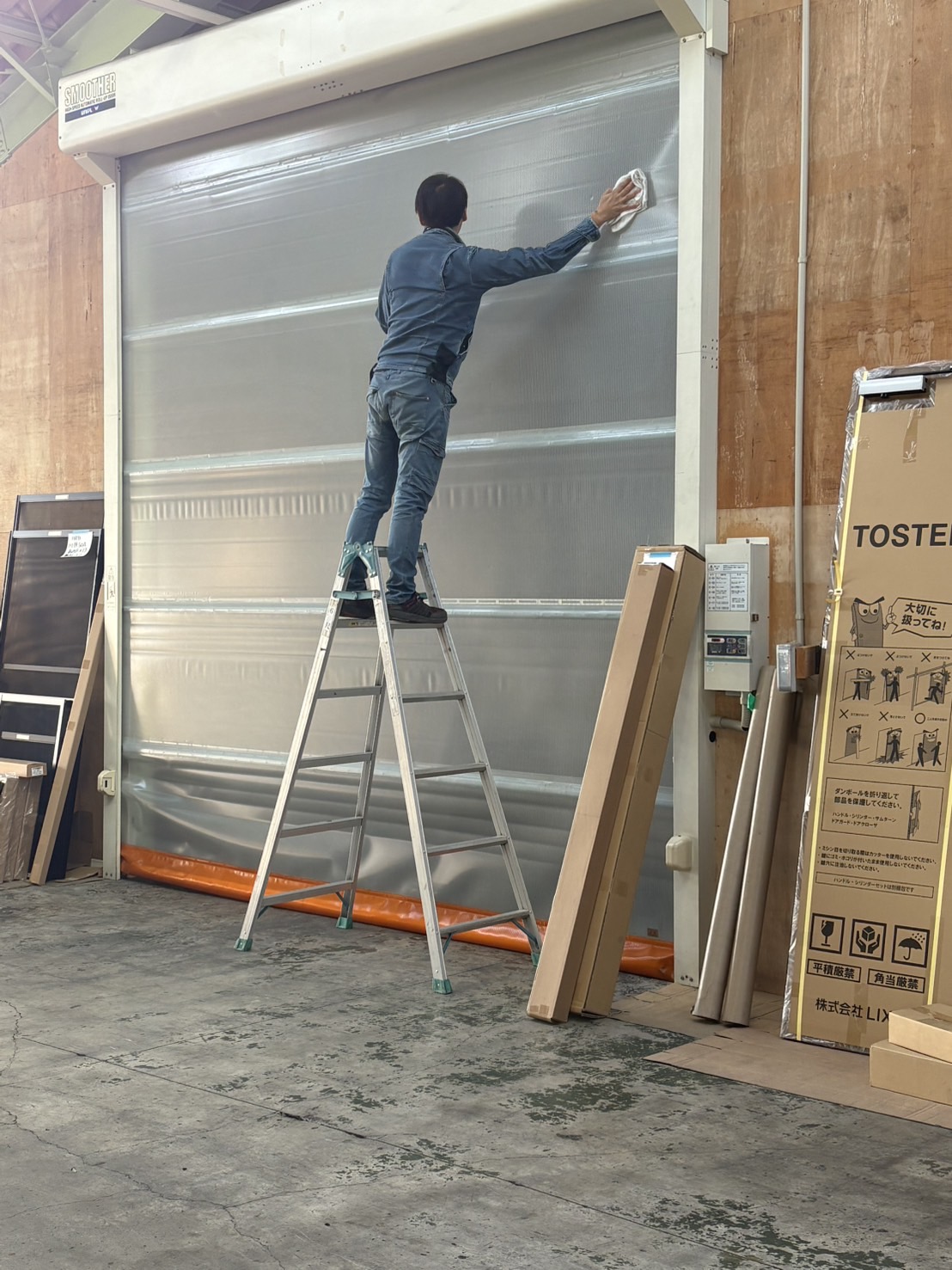 朝の清掃で職場を綺麗に整えます！ 石田ガラスサッシ販売のブログ 写真1