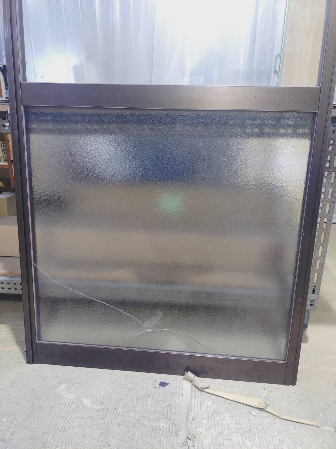 石田ガラスサッシ販売の割れたガラスを即日交換して欲しい！(20251219)の施工事例詳細写真1