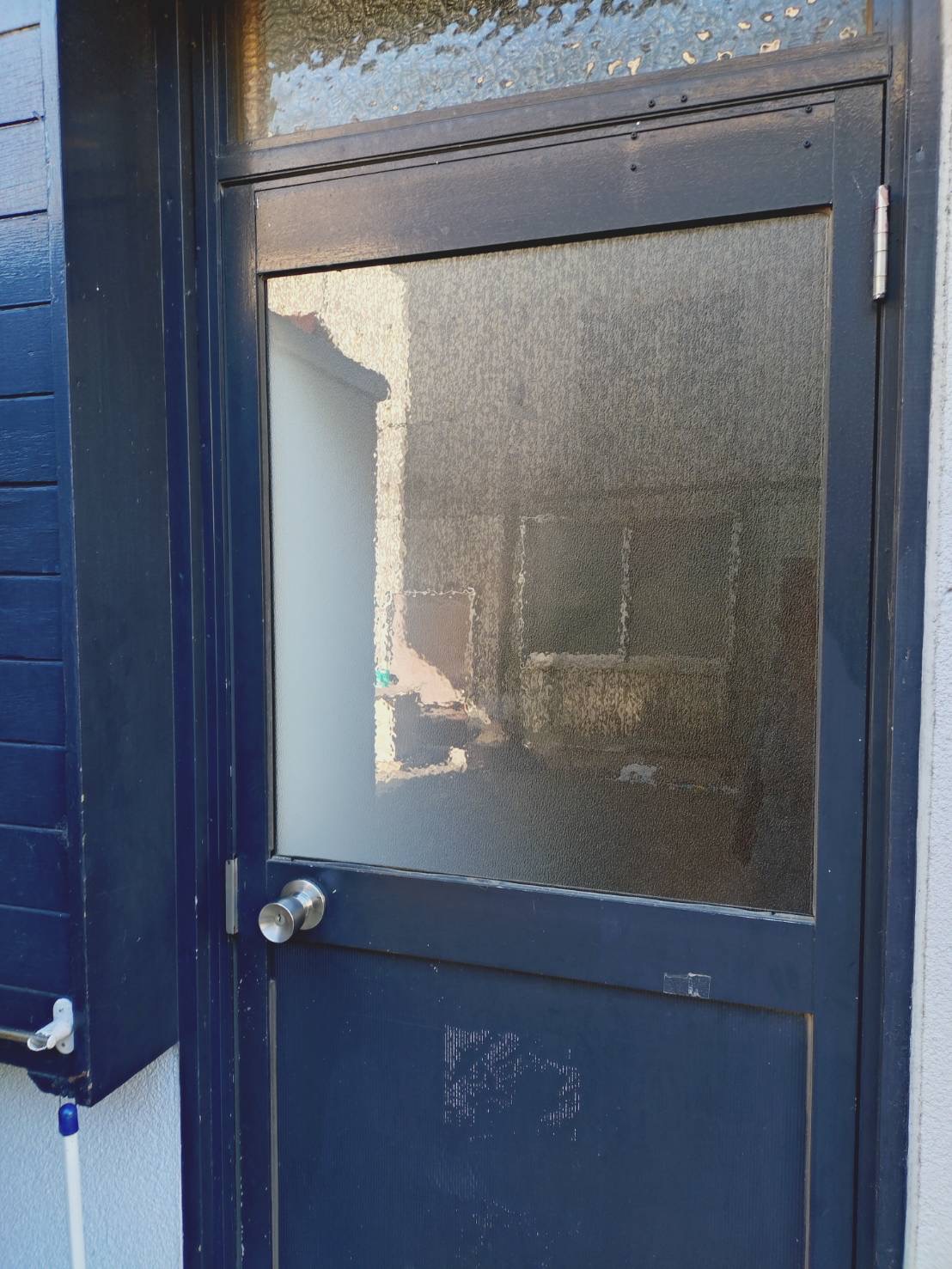 石田ガラスサッシ販売の店舗の割れたガラスドアを修理しました!の施工事例詳細写真4