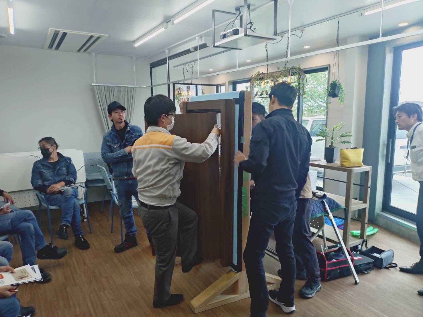 最新のリシェント玄関ドアの現地調査・施工研修を受講しました! 石田ガラスサッシ販売のブログ 写真1