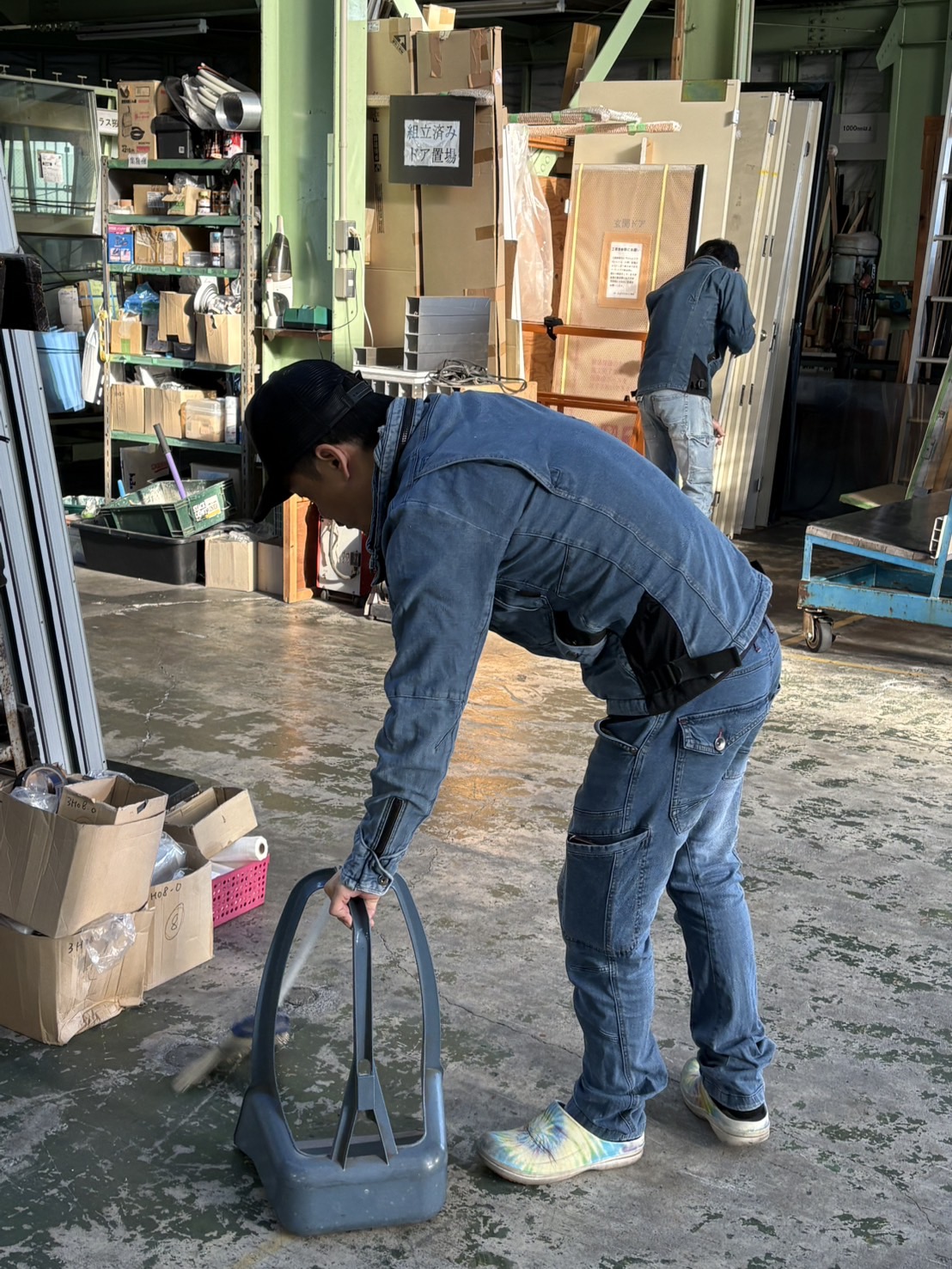 朝の清掃で職場を綺麗に整えます！ 石田ガラスサッシ販売のブログ 写真2