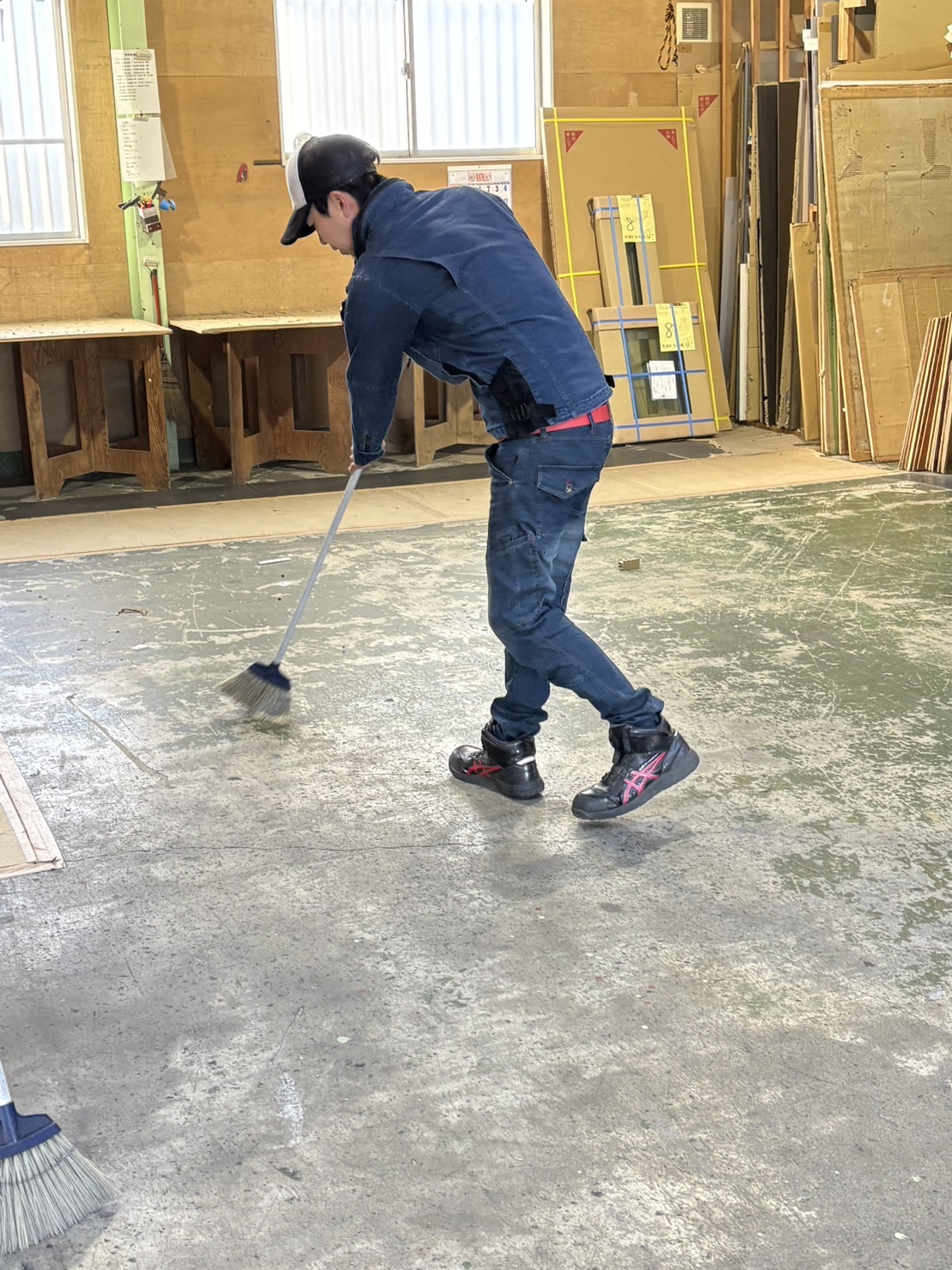 朝の清掃で職場を綺麗に整えます！ 石田ガラスサッシ販売のブログ 写真3