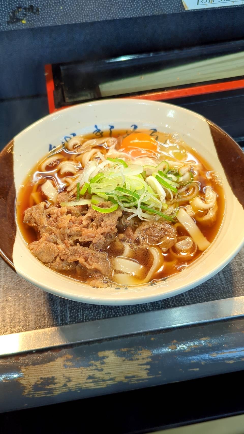 出張ついでの名駅グルメ!新幹線ホーム「住よし」の肉玉きしめん 石田ガラスサッシ販売のブログ 写真2