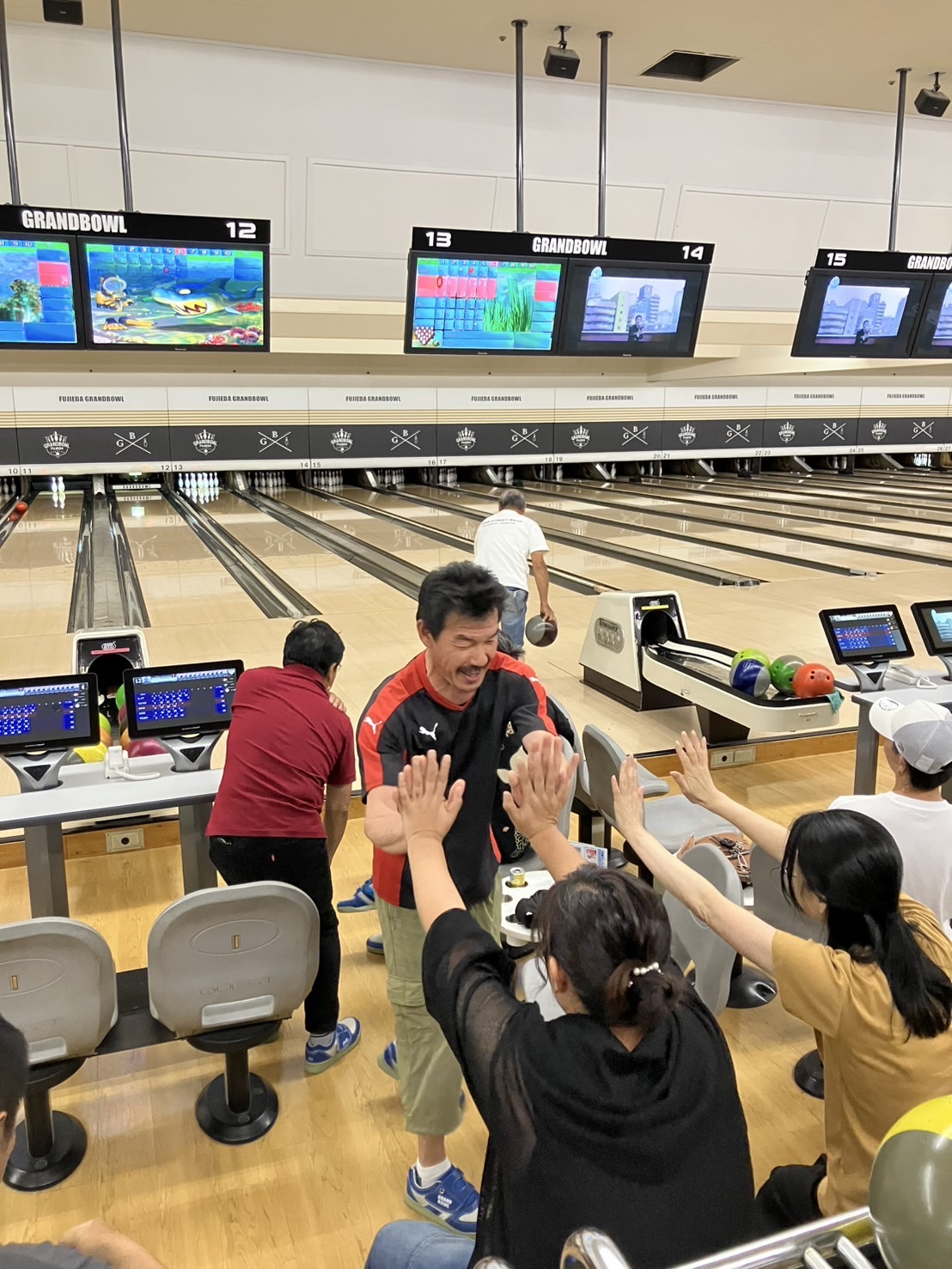 お盆前のリフレッシュ！社内ボーリング大会＆飲み会開催 石田ガラスサッシ販売のブログ 写真2