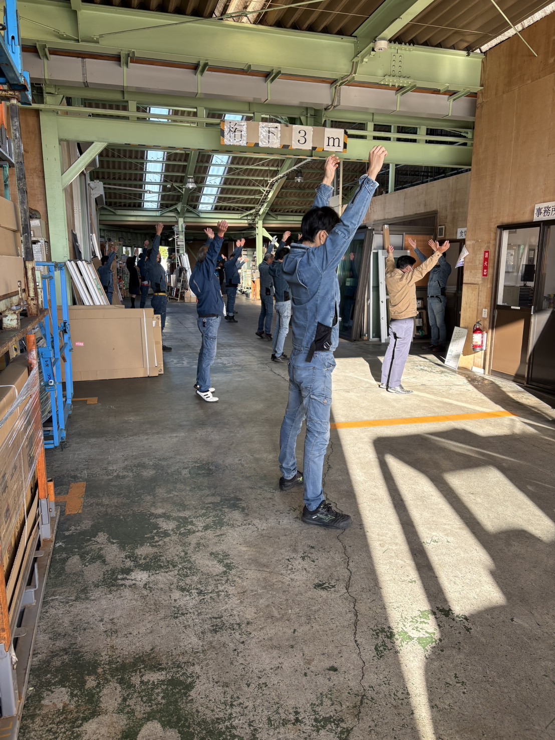 3連休明けの仕事始めは念入りラジオ体操で気分切り替えます！ 石田ガラスサッシ販売のブログ 写真2