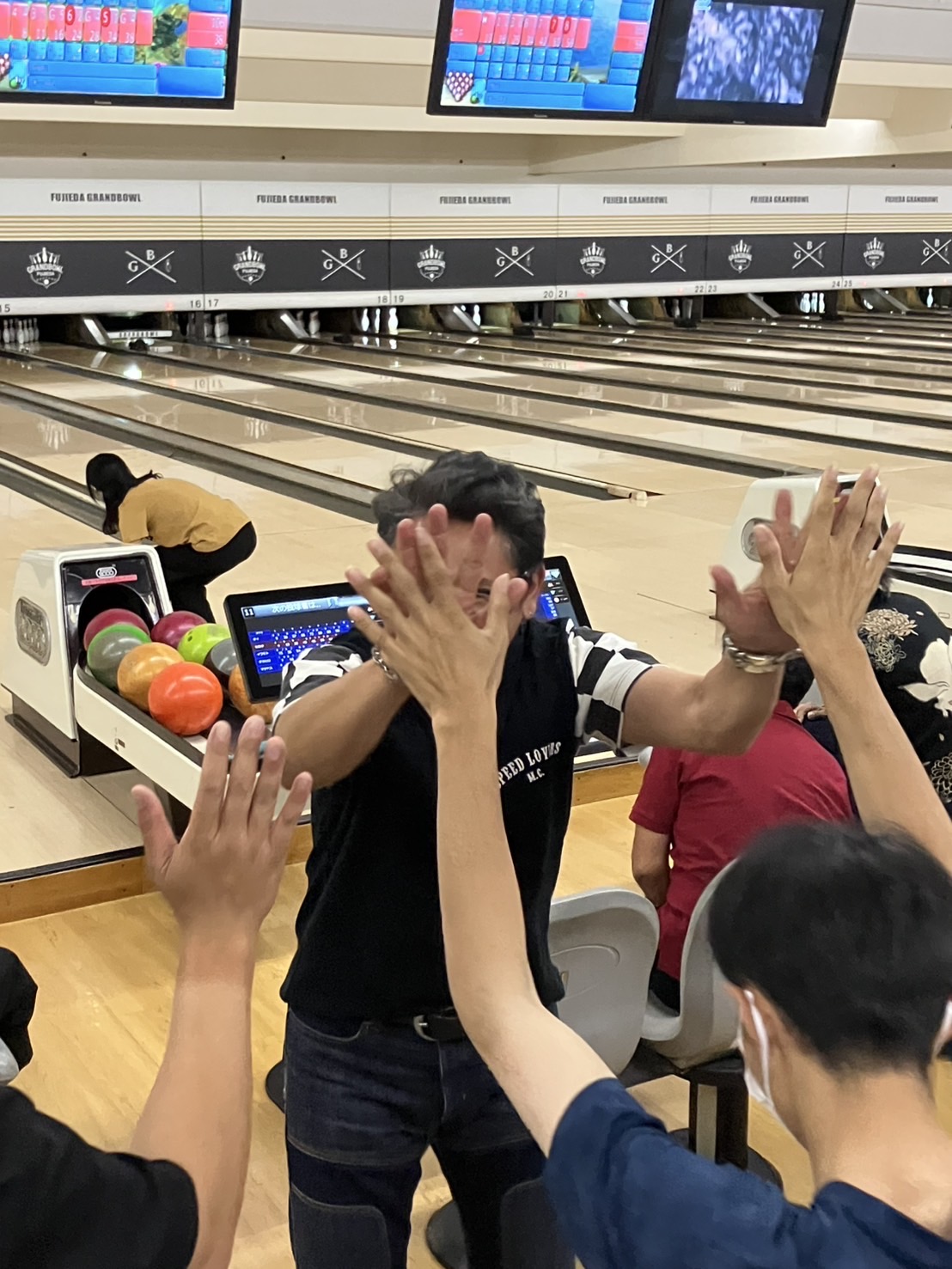お盆前のリフレッシュ！社内ボーリング大会＆飲み会開催 石田ガラスサッシ販売のブログ 写真3