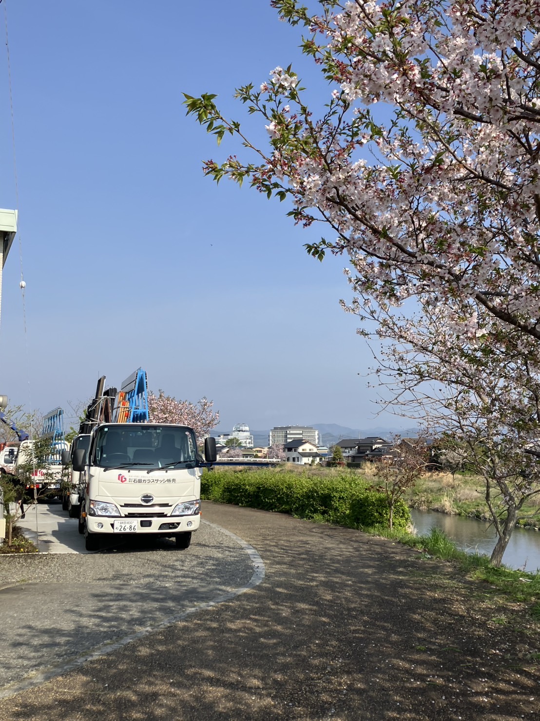 河川の美化活動をしました! 石田ガラスサッシ販売のブログ 写真1