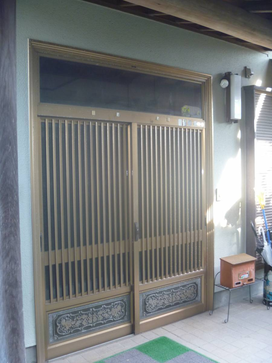 石田ガラスサッシ販売の玄関取り替え工事の施工前の写真1