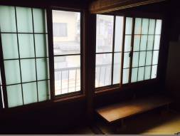 石田ガラスサッシ販売の沿線で騒音に悩まれたいたお施主様へ防音のための内窓取付工事。施工事例写真1