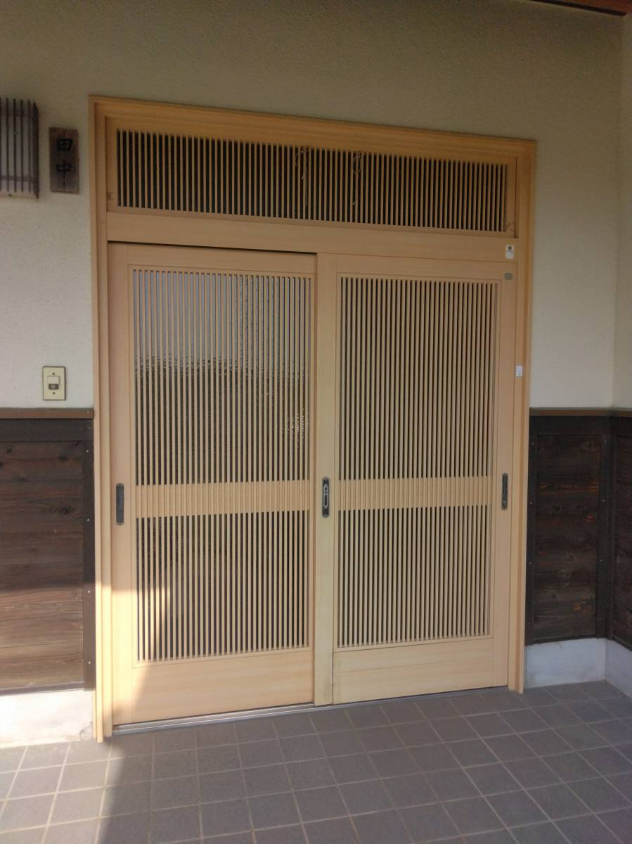 石田ガラスサッシ販売の変色や劣化が気になっていた玄関引戸をリフォーム♪の施工前の写真1