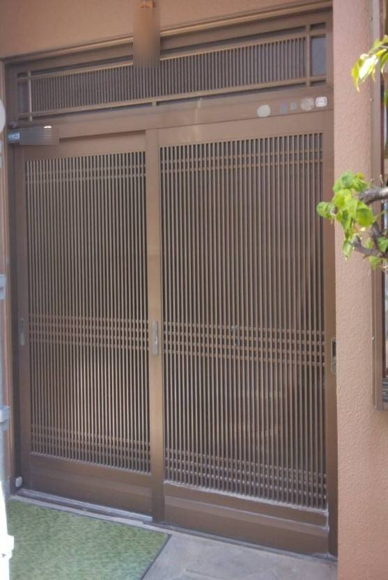 石田ガラスサッシ販売のペアガラスの玄関引戸に取り替えてより快適に♪の施工前の写真1