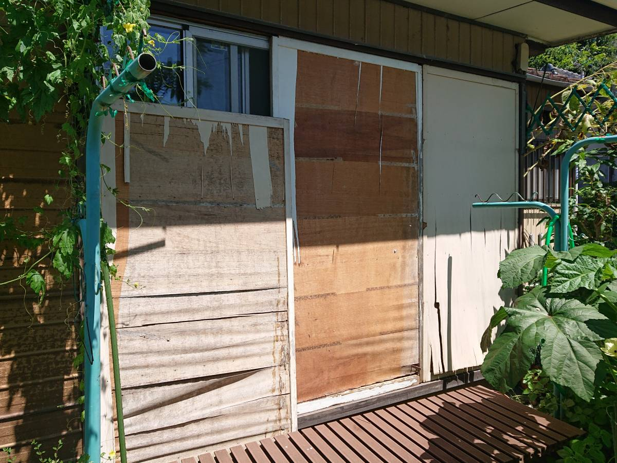石田ガラスサッシ販売の木製の古い雨戸パネルの取替えの施工前の写真1