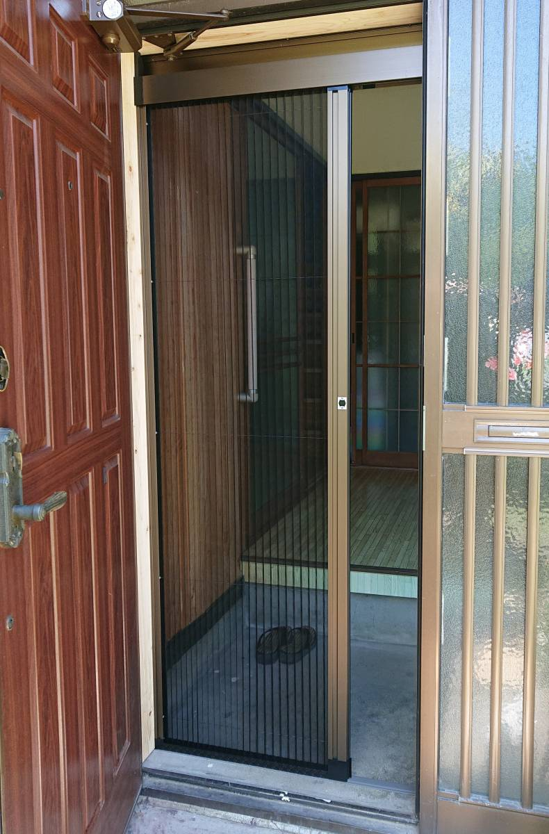 石田ガラスサッシ販売の玄関に網戸を取付けてより快適に♪の施工後の写真1