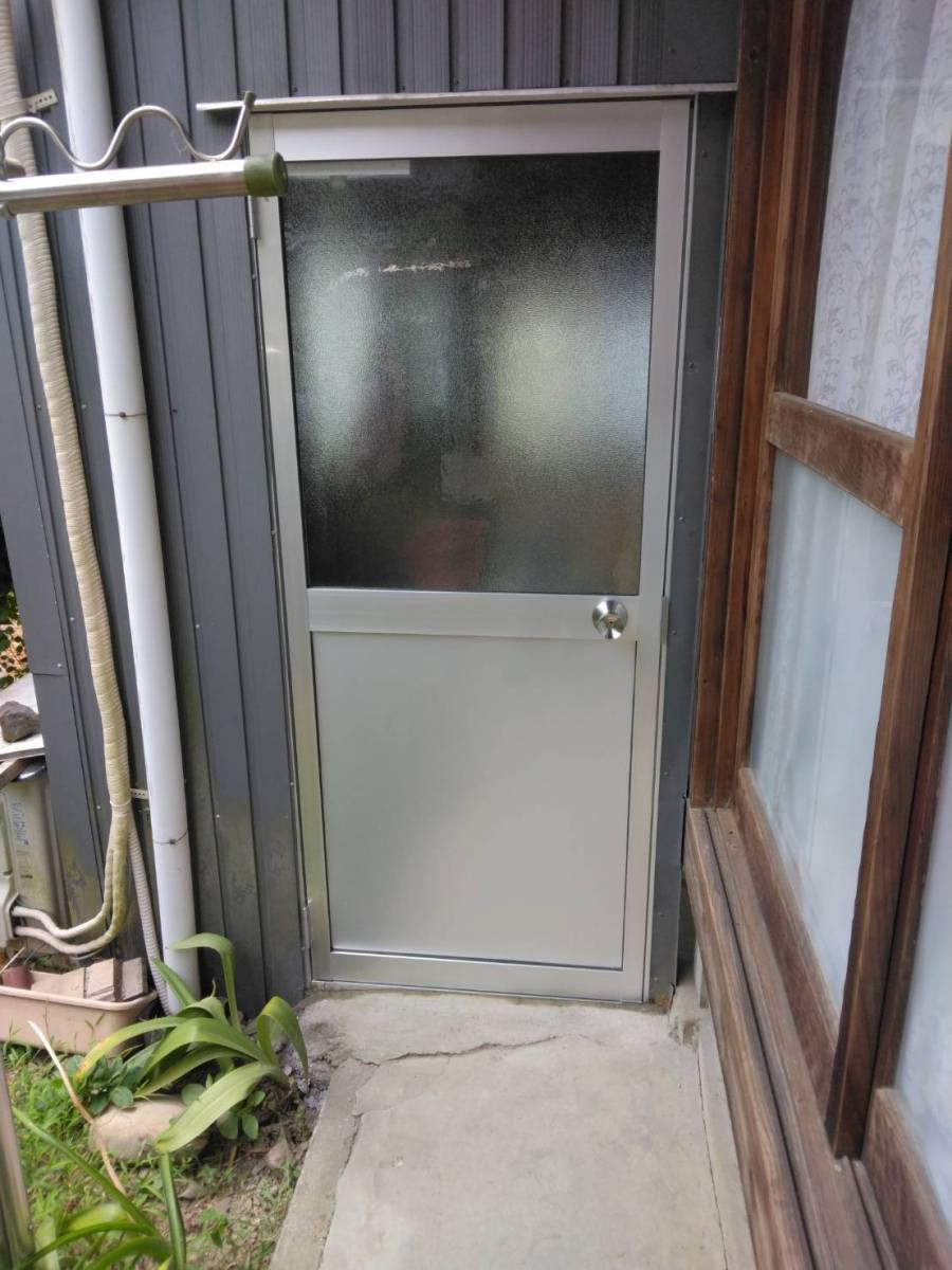 石田ガラスサッシ販売の古くなったドアを交換して開け閉めもスムーズに！の施工後の写真1