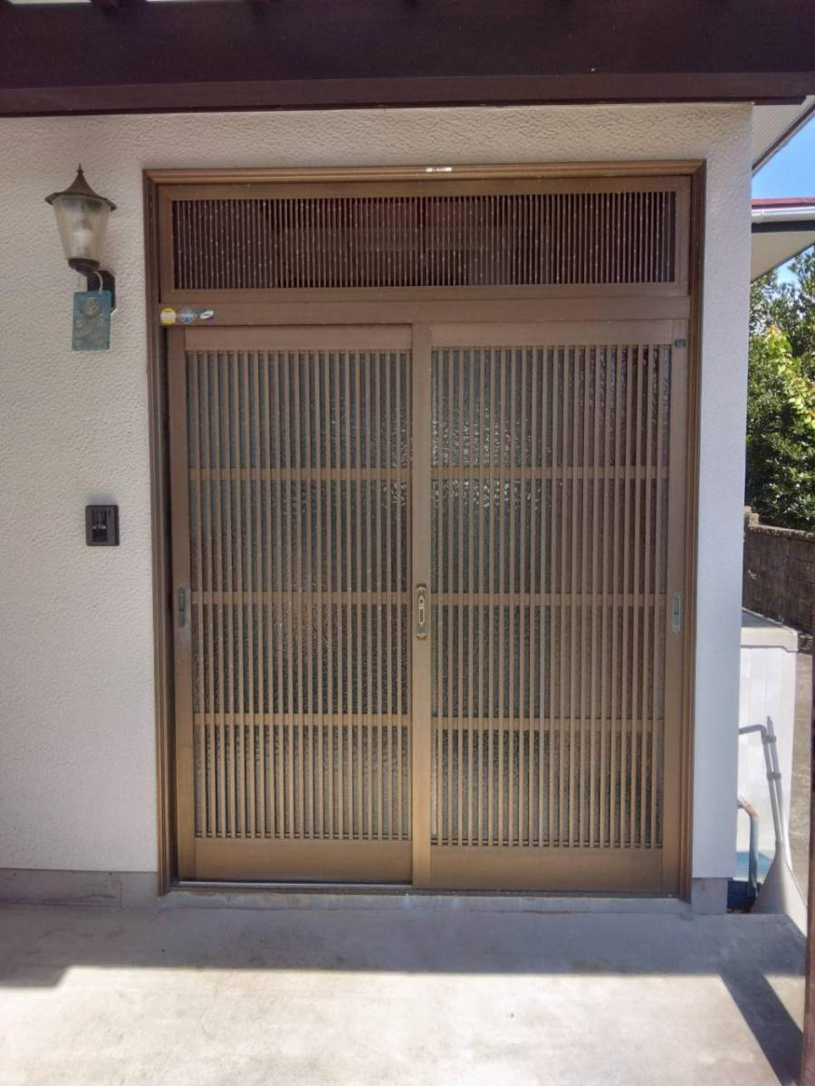 石田ガラスサッシ販売の和風モダンなデザインの玄関引戸に取替え♪の施工前の写真1