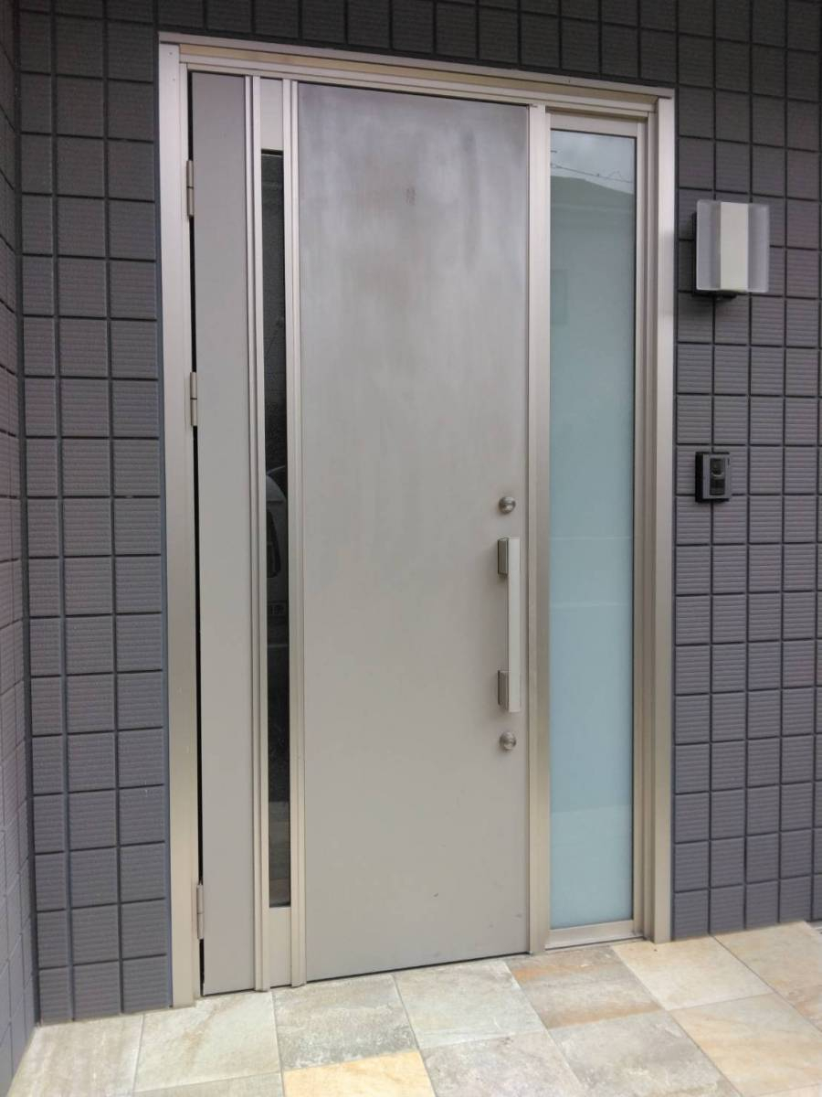 石田ガラスサッシ販売の劣化で色褪せた玄関の取り替え。デザインはあまり変えたくないんです！の施工前の写真1