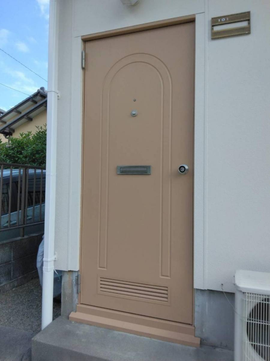 石田ガラスサッシ販売のアパートドア交換で昔っぽい雰囲気から今風のドアへの施工前の写真1