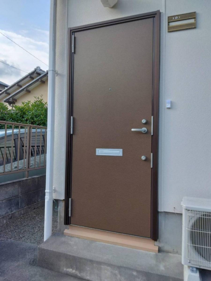 石田ガラスサッシ販売のアパートドア交換で昔っぽい雰囲気から今風のドアへ施工事例写真1