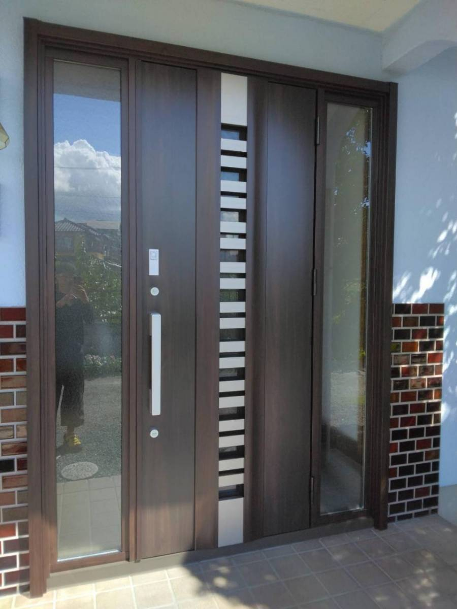 石田ガラスサッシ販売の採風機能がついた玄関ドアに交換。快適な空間に♪の施工後の写真1