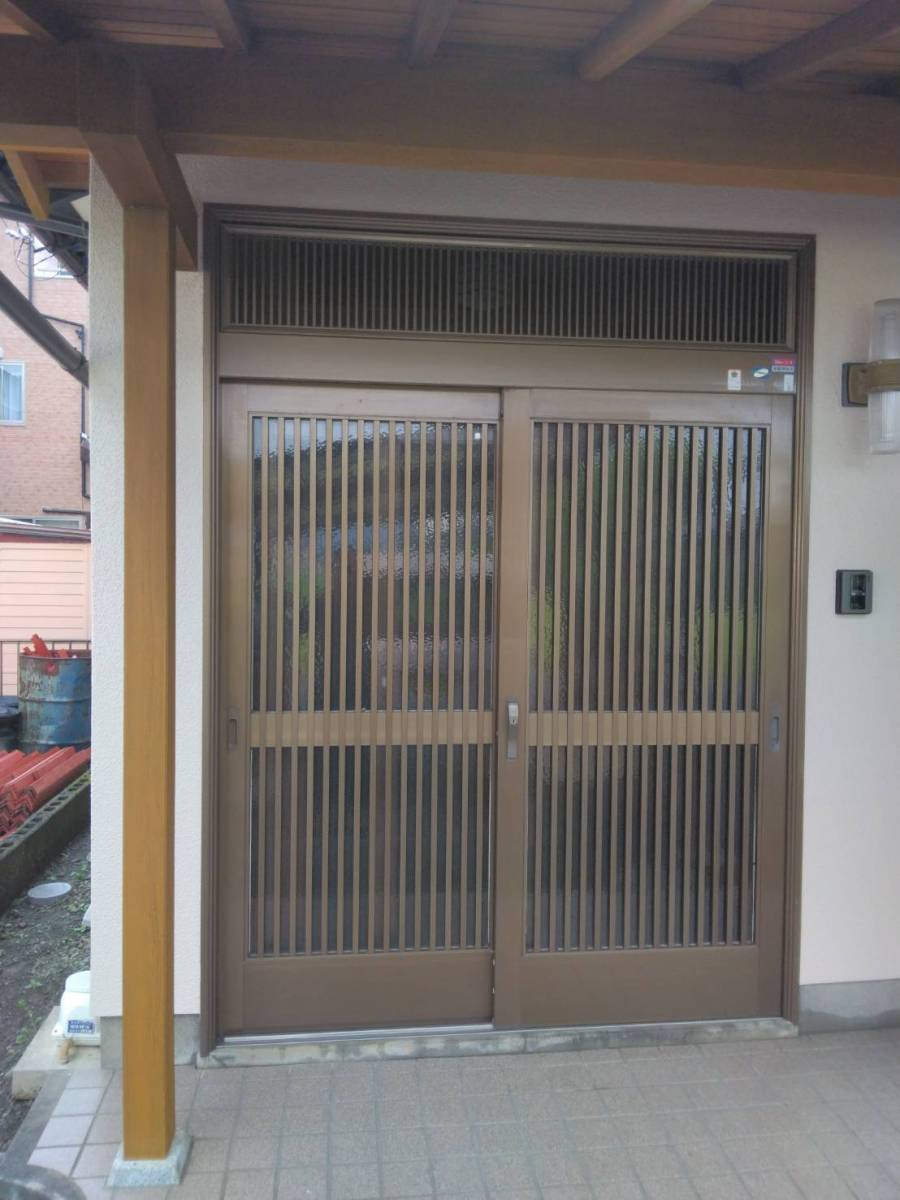 石田ガラスサッシ販売の玄関引戸取替え。元のデザインに近いものを選んで網戸も付きました。の施工前の写真1