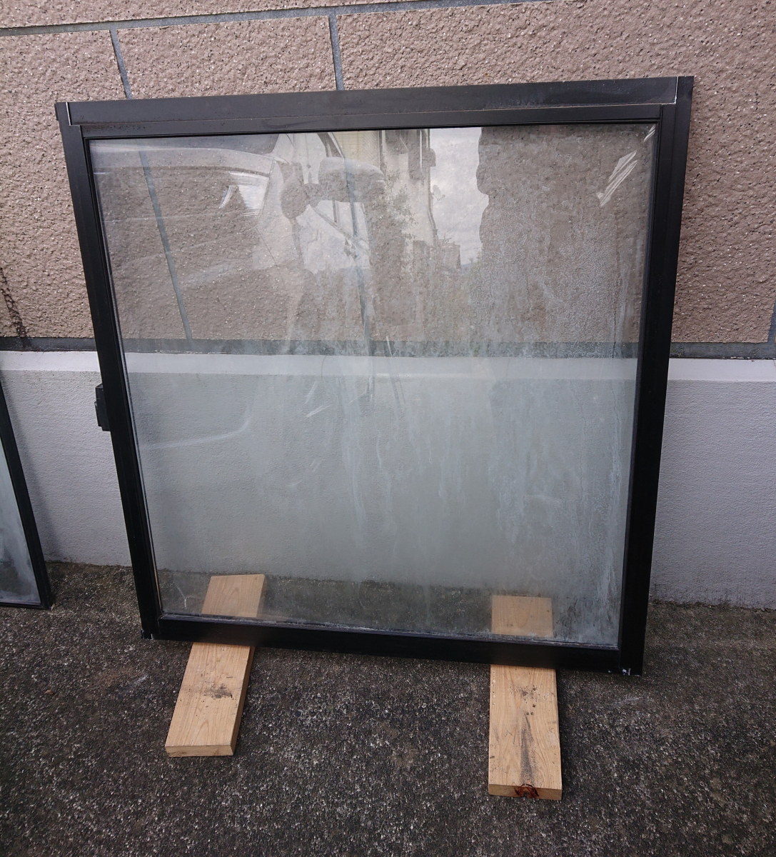 石田ガラスサッシ販売の複層ガラスの中に水が入ってしまい交換の施工前の写真1
