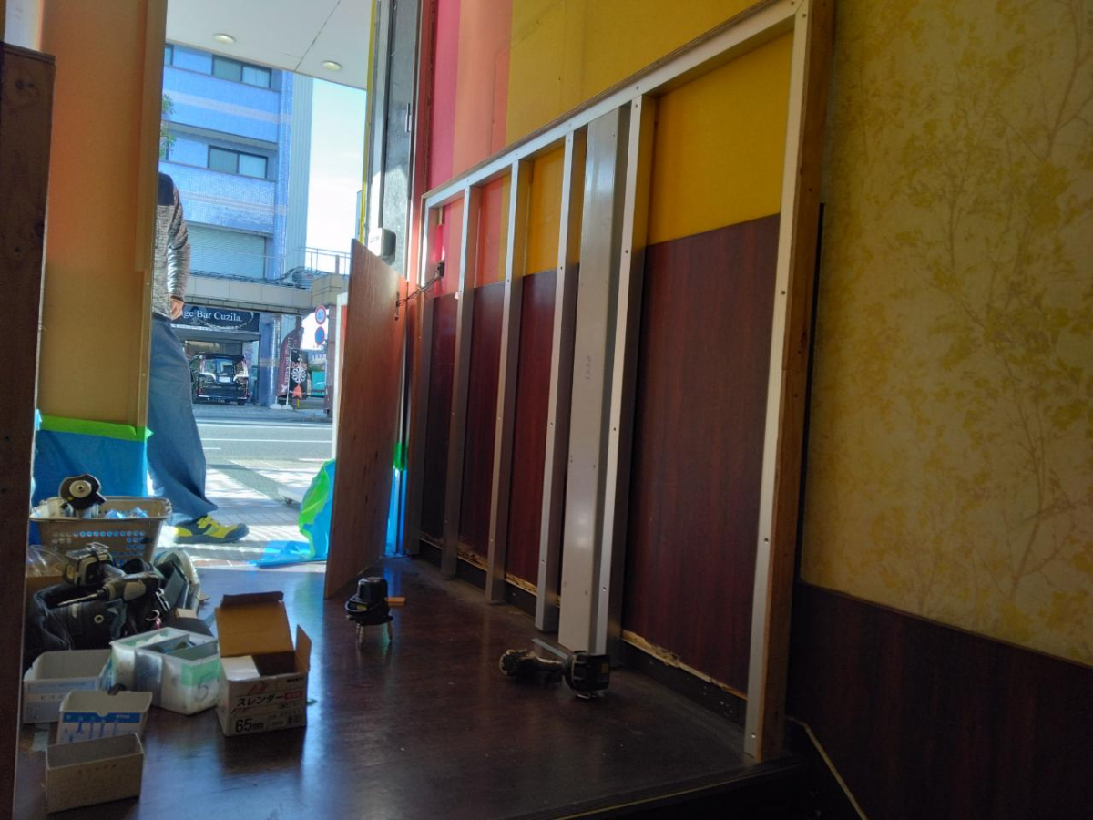 石田ガラスサッシ販売の止水板設置用下地壁製作の施工前の写真1