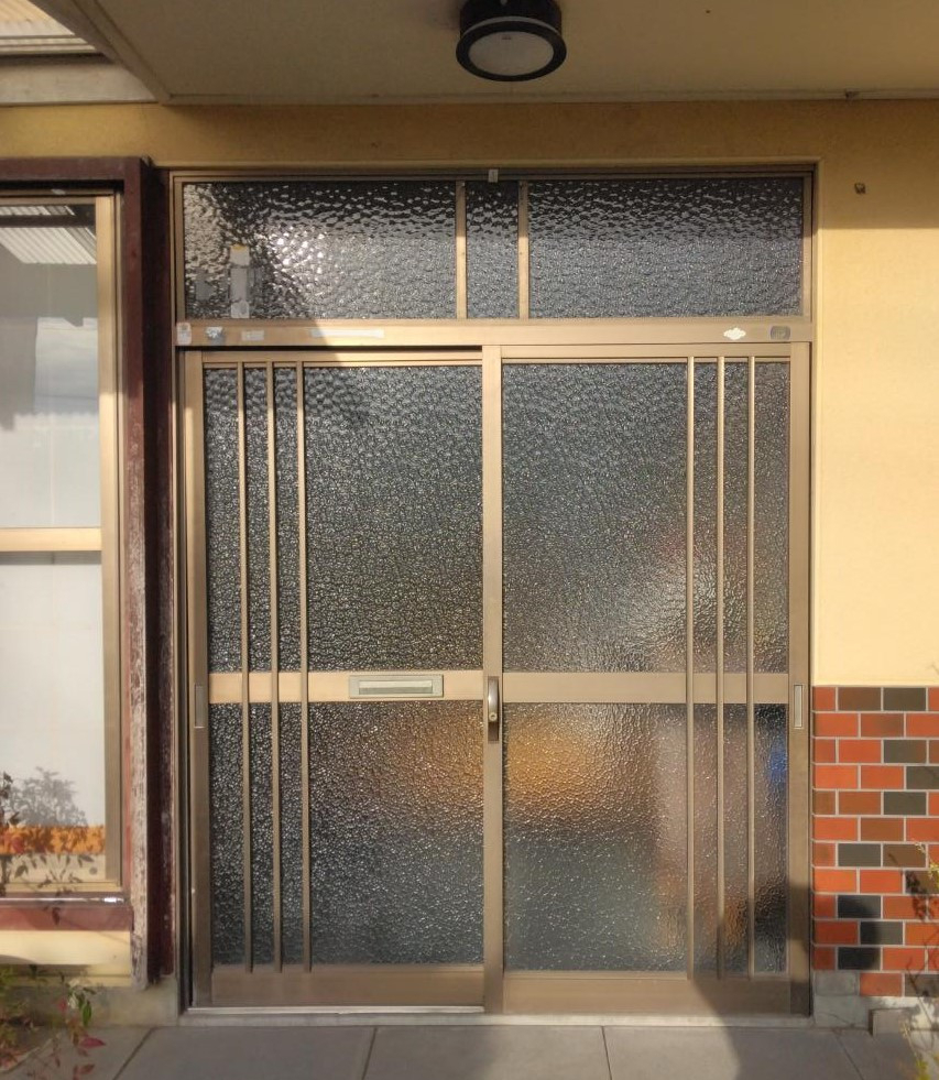 石田ガラスサッシ販売の40年前の玄関引戸リフォームの施工前の写真1