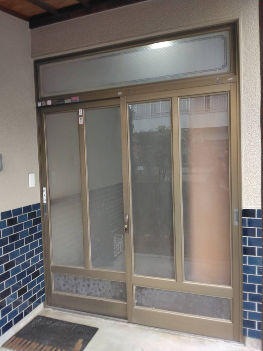 石田ガラスサッシ販売の古くて開け閉めが重かった玄関引戸の交換の施工前の写真1