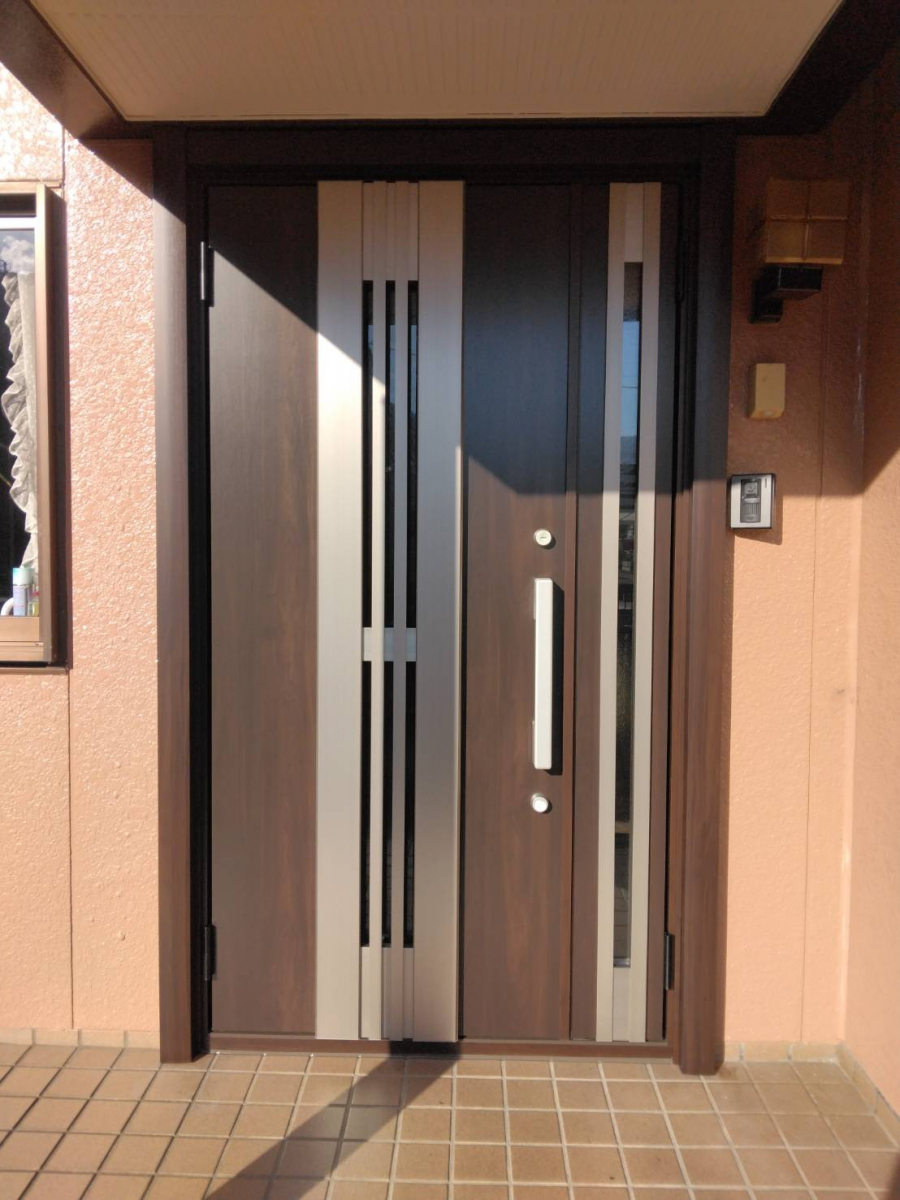 石田ガラスサッシ販売の玄関ドアをリフォームして今風のデザインにの施工後の写真1