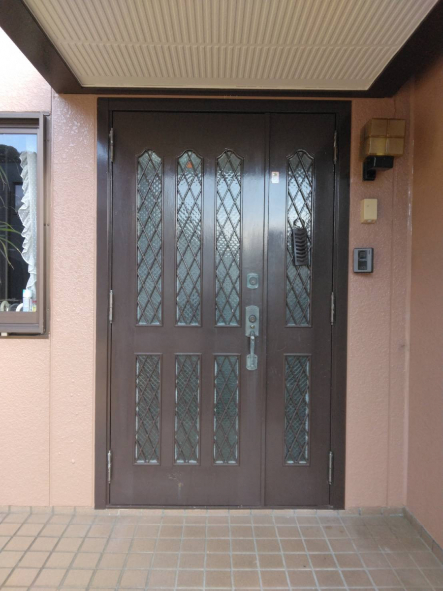 石田ガラスサッシ販売の玄関ドアをリフォームして今風のデザインにの施工前の写真1