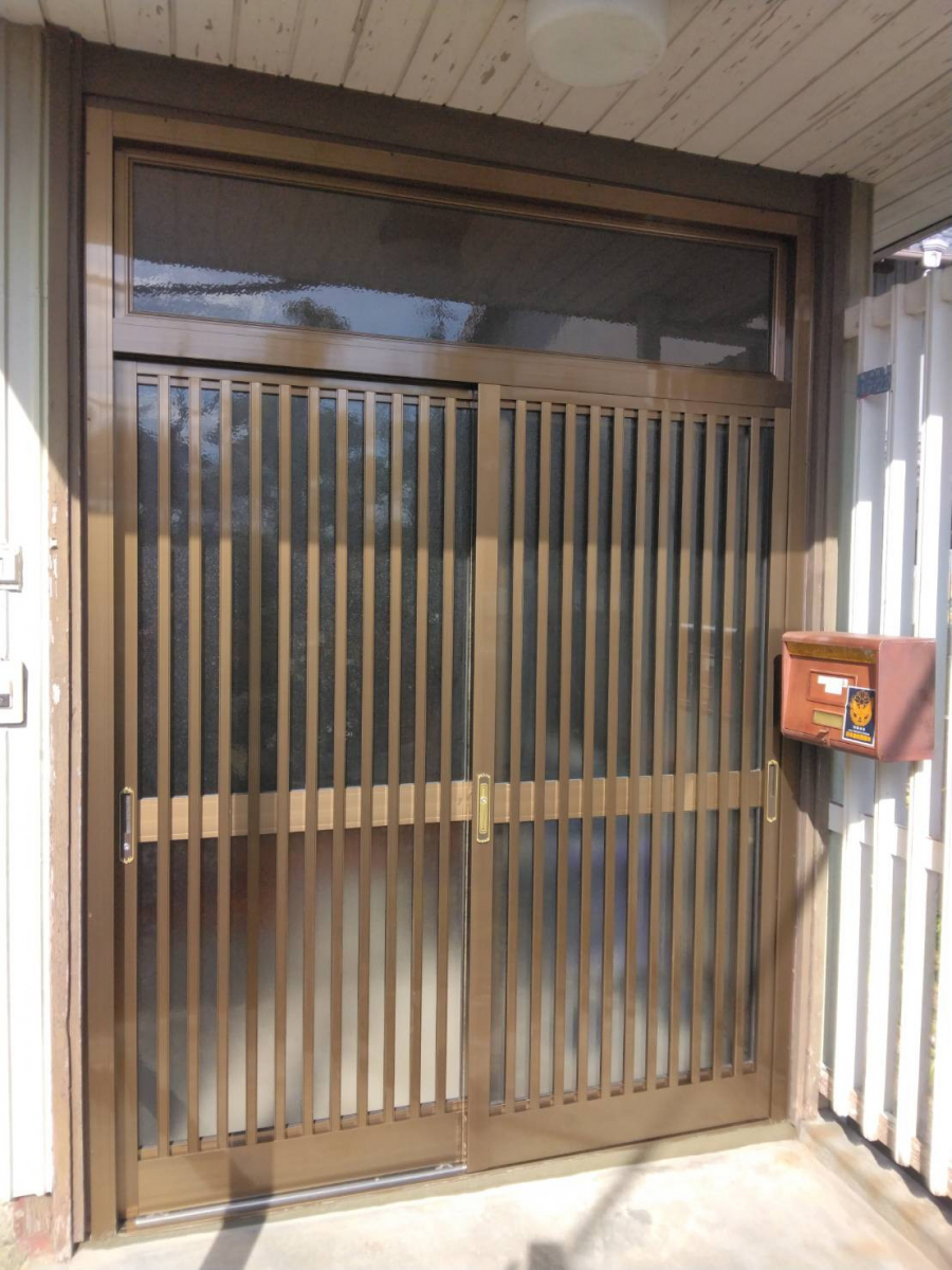 石田ガラスサッシ販売の重くて開け閉めが大変だった玄関引戸のリフォームの施工後の写真1