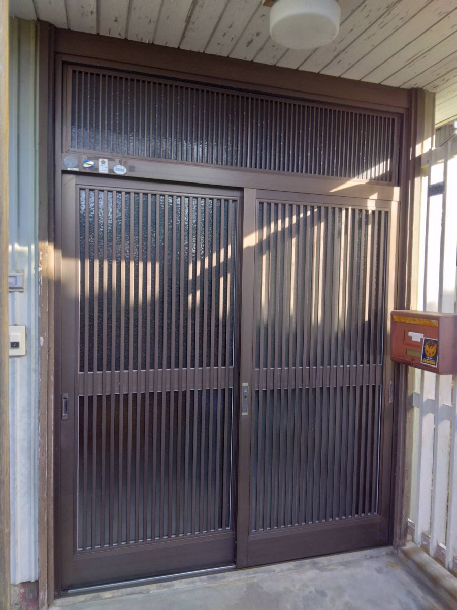 石田ガラスサッシ販売の重くて開け閉めが大変だった玄関引戸のリフォームの施工前の写真1