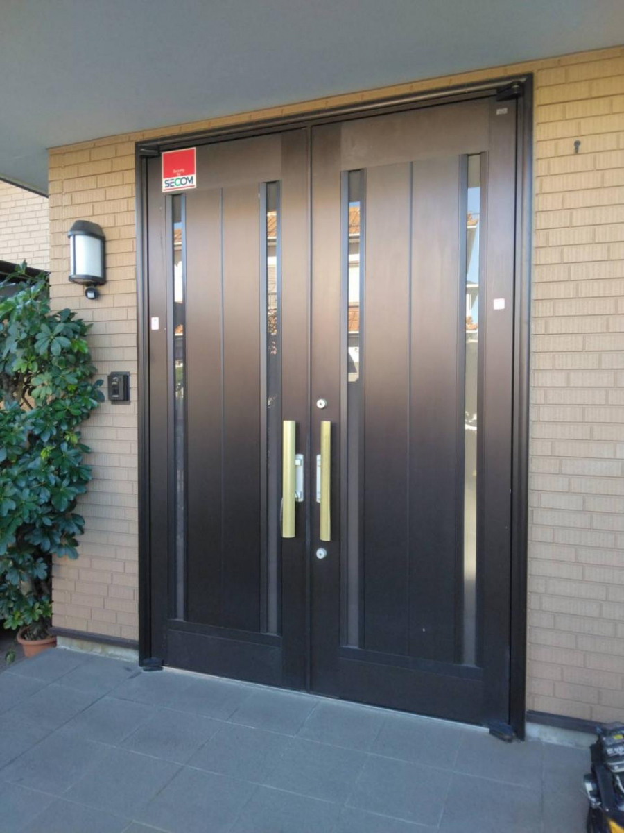 石田ガラスサッシ販売の重厚感、高級感のある玄関ドアにリフォームの施工前の写真1