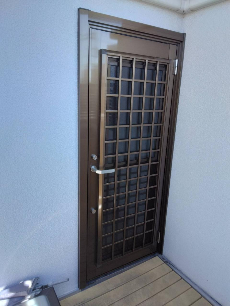 石田ガラスサッシ販売の古くなった勝手口ドアのリフォームで快適にの施工後の写真1
