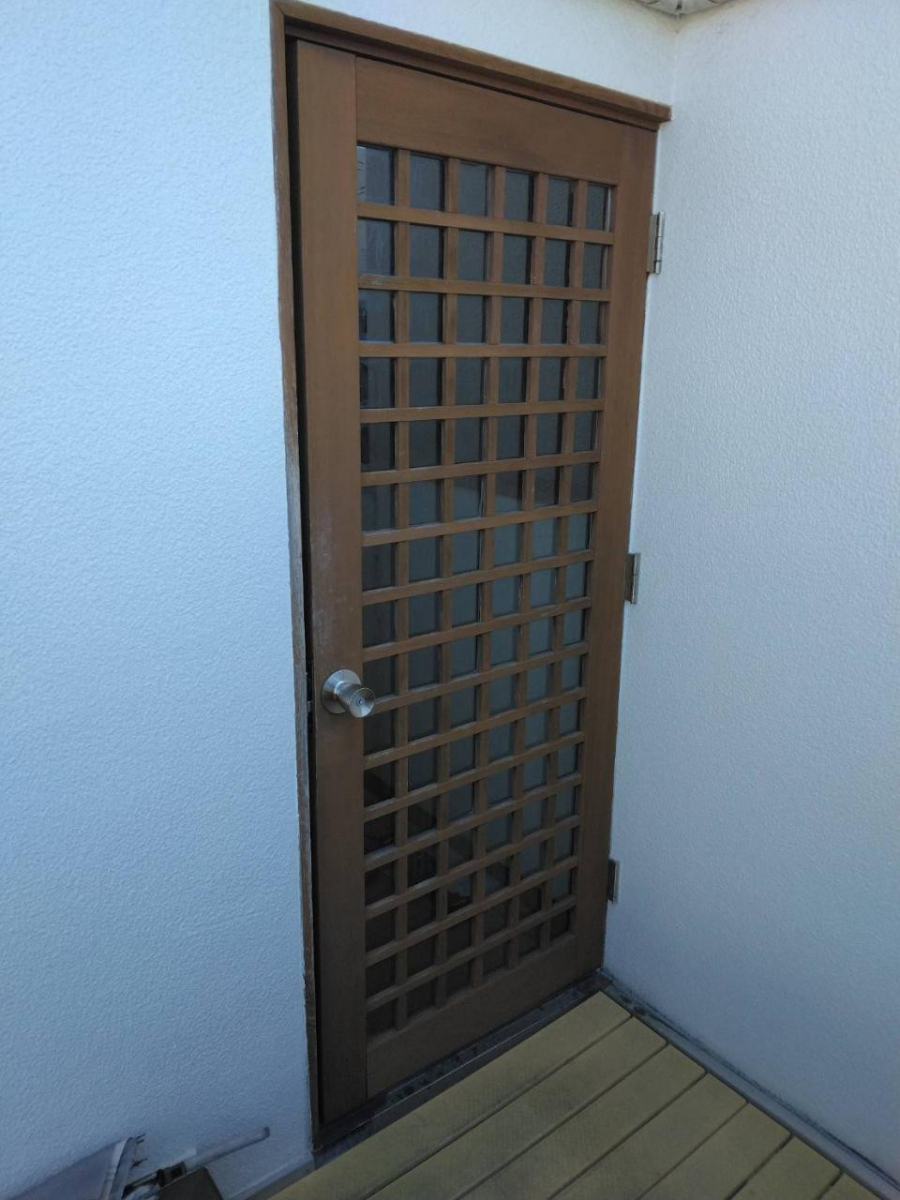 石田ガラスサッシ販売の古くなった勝手口ドアのリフォームで快適にの施工前の写真1
