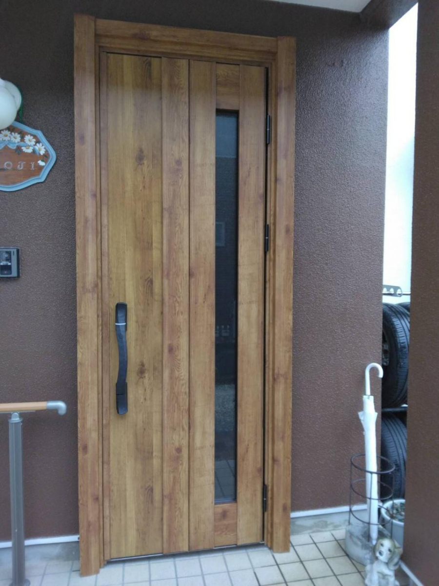 石田ガラスサッシ販売の玄関ドアのリフォームでおしゃれで快適な玄関への施工後の写真1