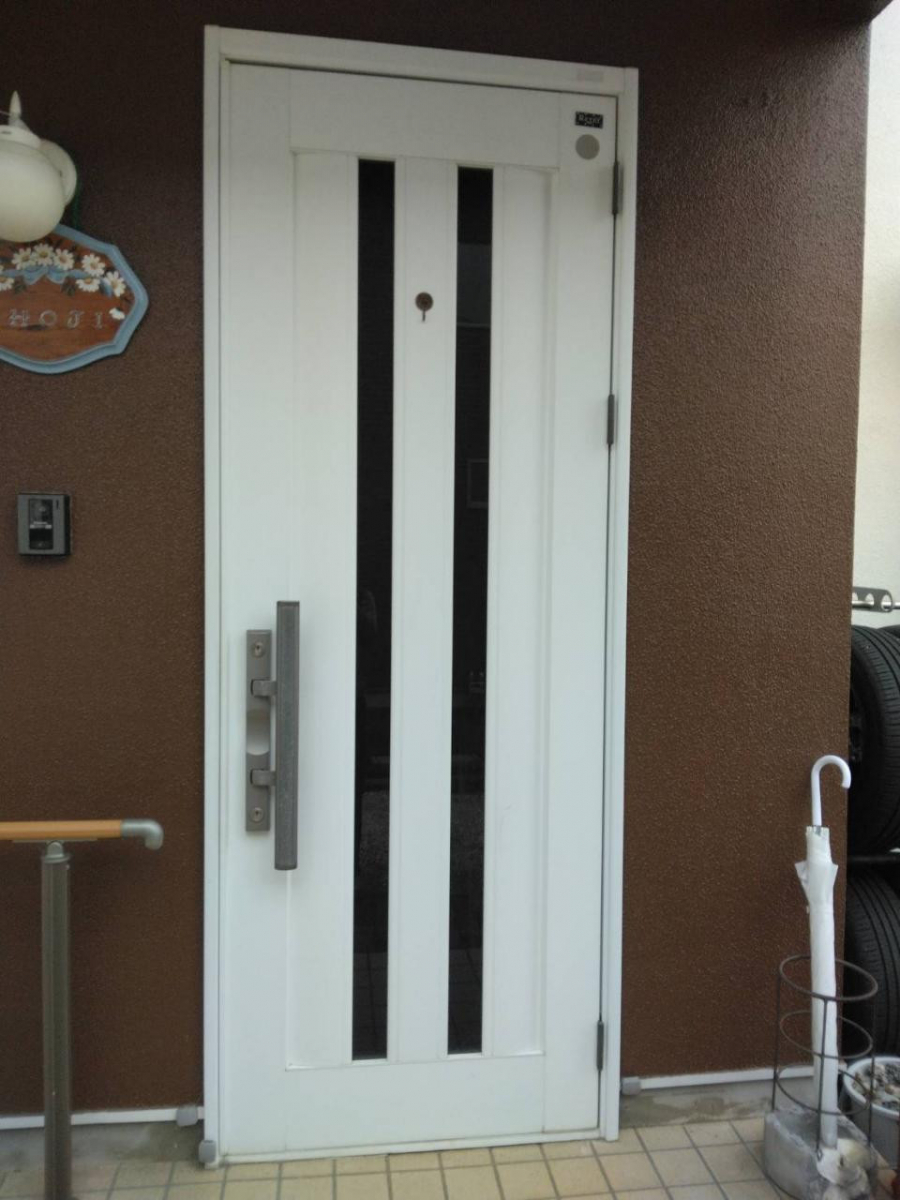 石田ガラスサッシ販売の玄関ドアのリフォームでおしゃれで快適な玄関への施工前の写真1