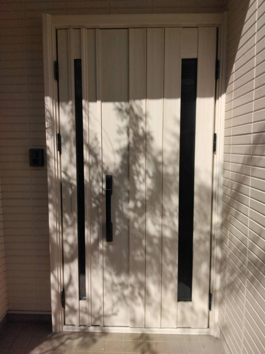 石田ガラスサッシ販売のドアの取替えで快適、おしゃれな玄関への施工後の写真1
