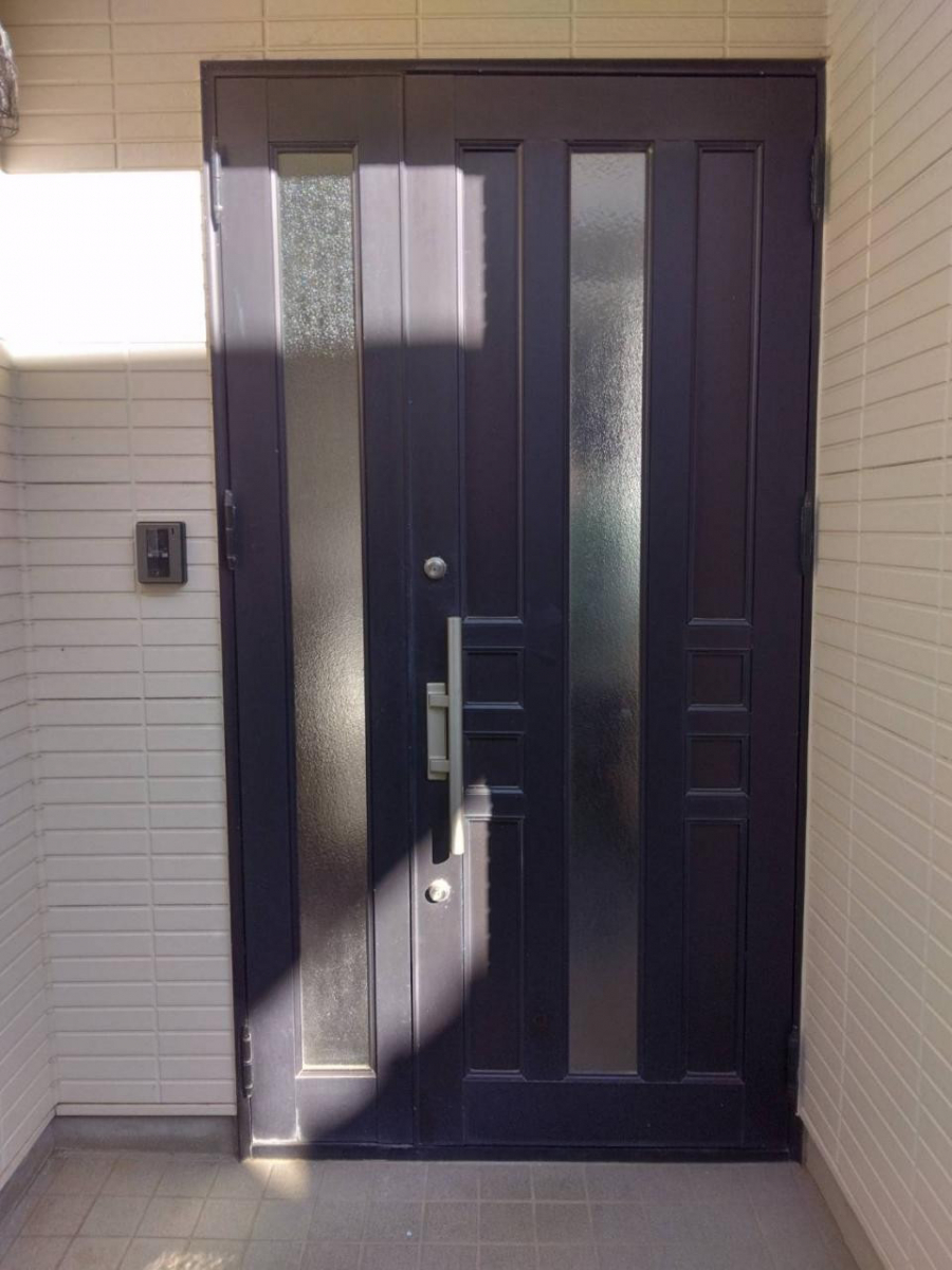 石田ガラスサッシ販売のドアの取替えで快適、おしゃれな玄関への施工前の写真1