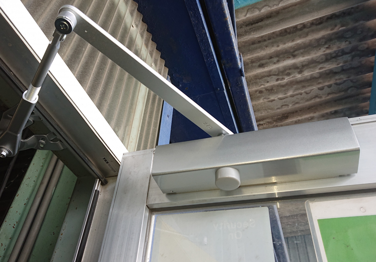 石田ガラスサッシ販売の工場のドアのドアクローザー交換の施工後の写真1