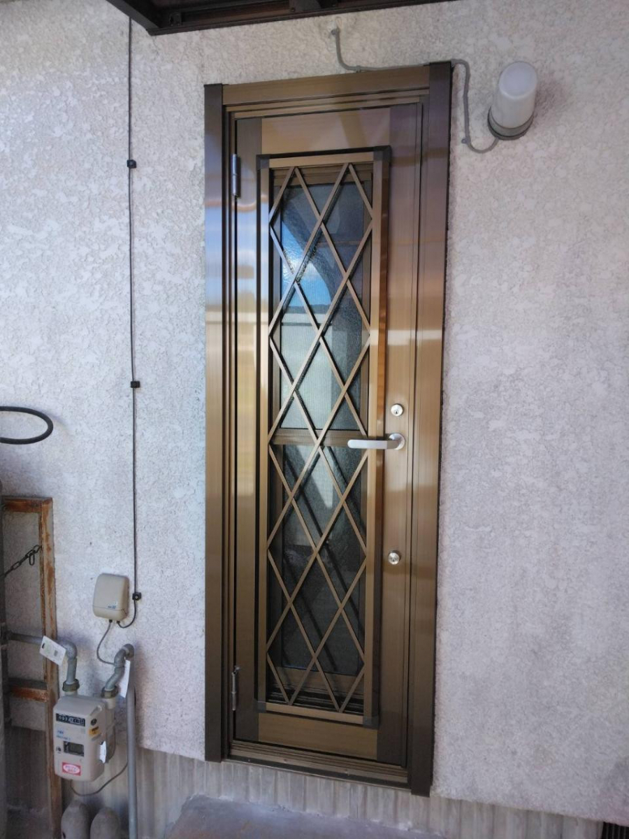 石田ガラスサッシ販売の古くなった勝手口ドアをリフォームの施工後の写真1