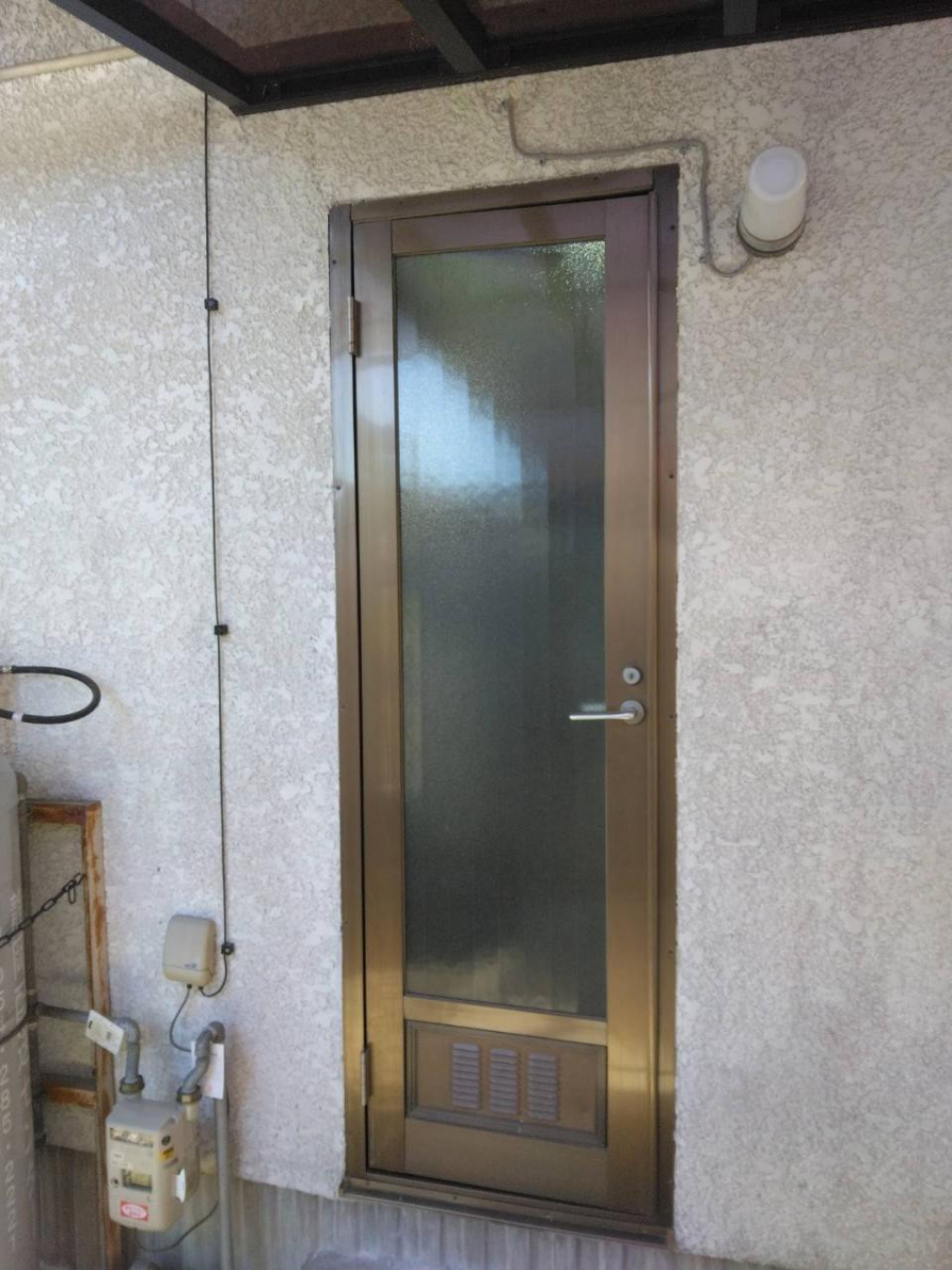 石田ガラスサッシ販売の古くなった勝手口ドアをリフォームの施工前の写真1