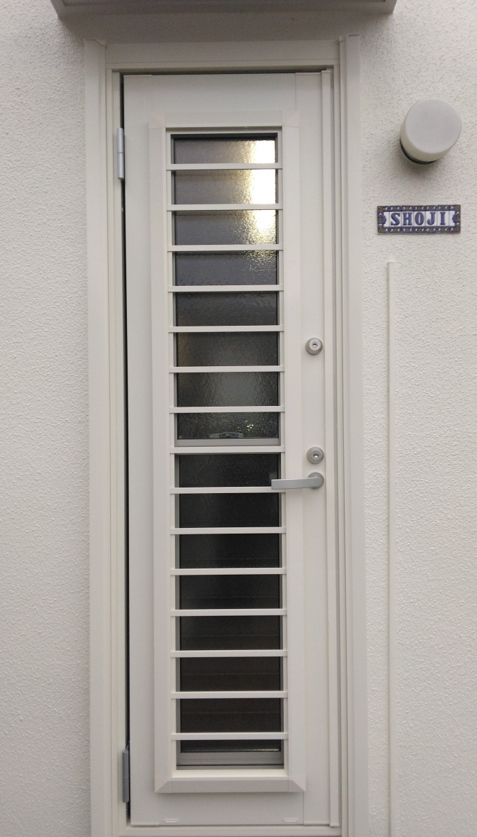 石田ガラスサッシ販売の美しく快適な勝手口ドアにリフォームの施工後の写真1